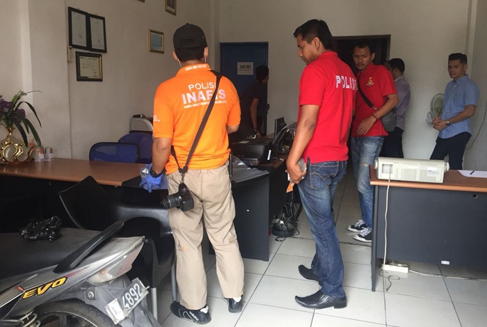 Tampak para petugas sedang melakukan identifikasi di salah satu ruko.