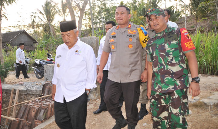 Bupati Malang Sanusi, Dandim 0818 Malang-Batu Letkol Inf Ferry Muzawwad, dan Kapolres Malang AKBP Yade Setiawan Ujung saat meninjau hasil program fisik TMMD.