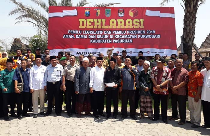 Kapolsek Purwosari. AKP I Made Suardana, S.Sos, M.Hum. menandatangani deklarasi mendukung Pilpres dan Pileg 2019 yang aman, damai, dan sejuk di halaman Kecamatan Purwosari, Selasa (23/10/2018). foto: ANDY F/ BANGSAONLINE
