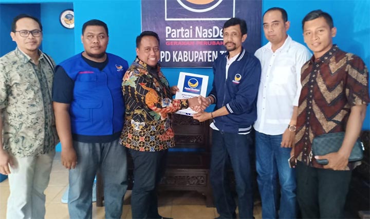 Ketua Karang Taruna Jawa Timur, Agus Maimun menyerahkan berkas pendaftaran sebagai bacabup di Partai Nasdem.