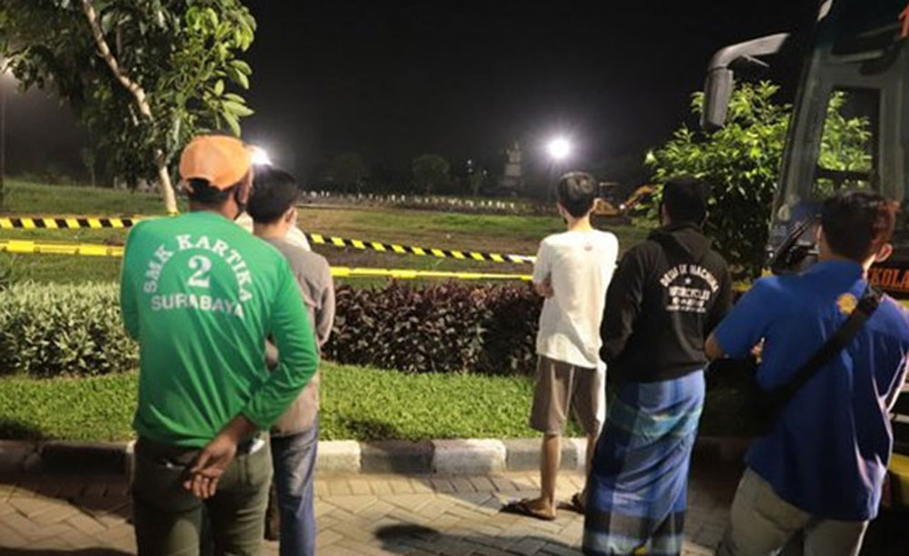 Pelanggar PPKM Darurat Dihukum Beri Makan ODGJ dan Saksikan Pemakaman di Keputih Surabaya