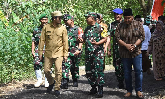 Suasana saat Tim Wasev TNI AD meninjau TMMD Ke-113 di Desa Gangseyan, Kecamatan Sepulu, Kabupaten Bangkalan.