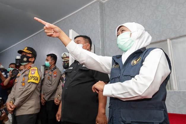 Gubernur Jawa Timur Khofifah Indar Parawansa dan Forkopimda saat melakukan pengecekan dan pemantauan Pos Pelayanan Natal 2020 dan Tahun Baru 2021, Kamis (31/12/2020) sekal pukul 19.00 WIB malam. foto: ist.
