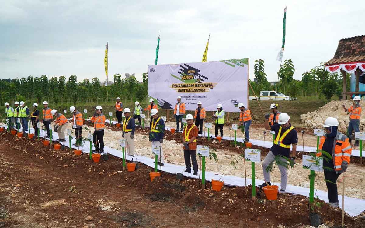 SIG Tanam Pohon Kaliandra Merah di Sumatera Barat dan Tuban