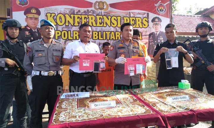 Tersangka beserta barang bukti saat diekspos di Mapolres Blitar. foto: AKINA/ BANGSAONLINE