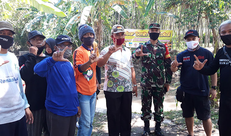 Puluhan Relawan Peduli Lingkungan Gelar Aksi Bersih Sampah dan Tebar 10 Ribu Ekor Ikan di Kali Rau