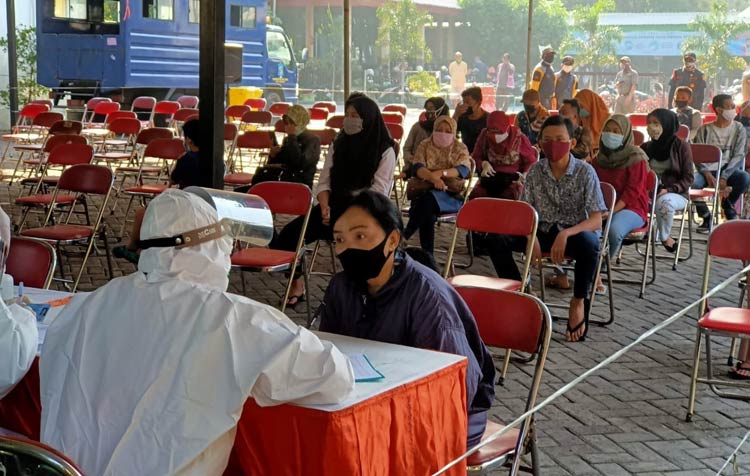 Suasana rapid test massal yang dipusatkan di halaman Kantor Kecamatan Tandes.
