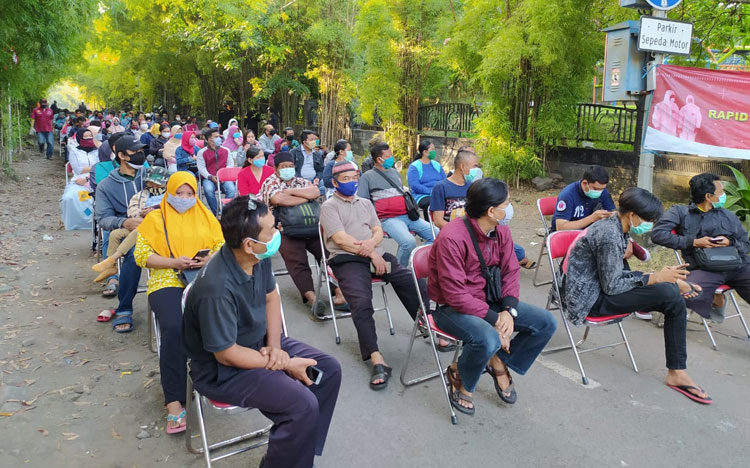Disiapkan Ratusan Kursi, Warga Tertib Jalani Rapid Test Massal di Terminal Keputih
