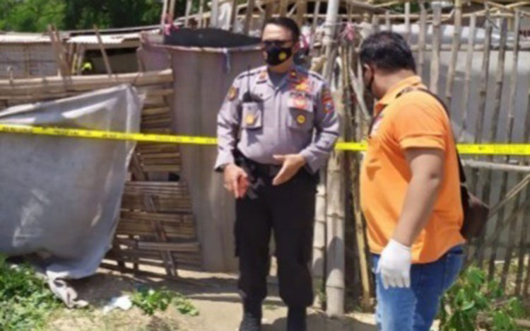 Kapolsek Jetis, Kompol Suhariyono saat di TKP. (foto: SOFFAN SOFFA/ BANGSAONLINE)