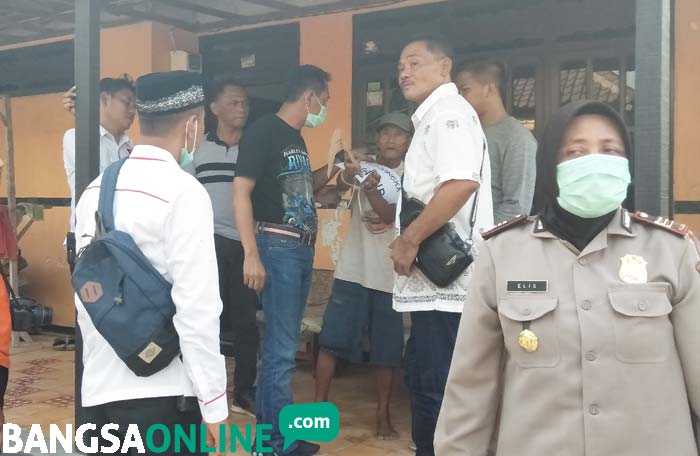 Pelaku (tengah bertopi) saat menjalani rekonstruksi dikawal petugas Polres Tuban. foto: GUNAWAN/ BANGSAONLINE