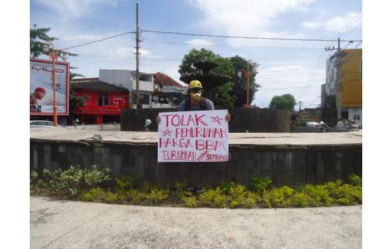 Demo Seorang Diri, Pria Ini Tolak Penurunan Harga BBM