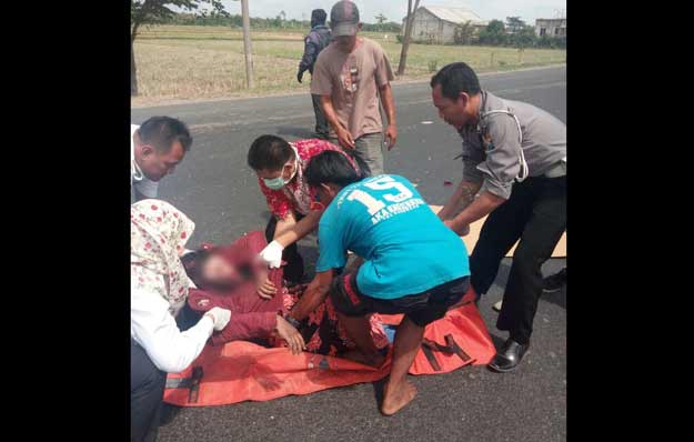 Korban meninggal saat dievakuasi. foto: GUNAWAN WIHANDONO/ BANGSAONLINE