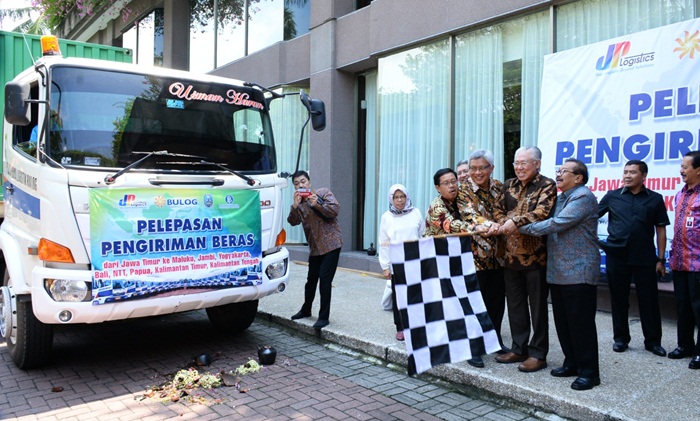 Gubernur Jatim Soekarwo bersama Menteri Perdagangan Enggartiasto Lukito dan Kepala Perwakilan BI Jatim dan Kadivre Bulog Jatim mengibaskan bendera start sebagai tanda di lepasnya truk pengirim beras ke berbagai daerah di Indonesia pada acara Rakorwil TPID se-Jawa Timur di Shangrilla Hotel Surabaya.