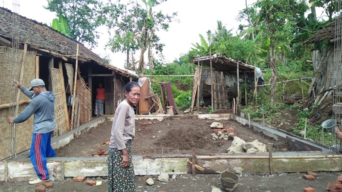 Mbah Hamijah saat berada di lokasi rehab rumahnya.