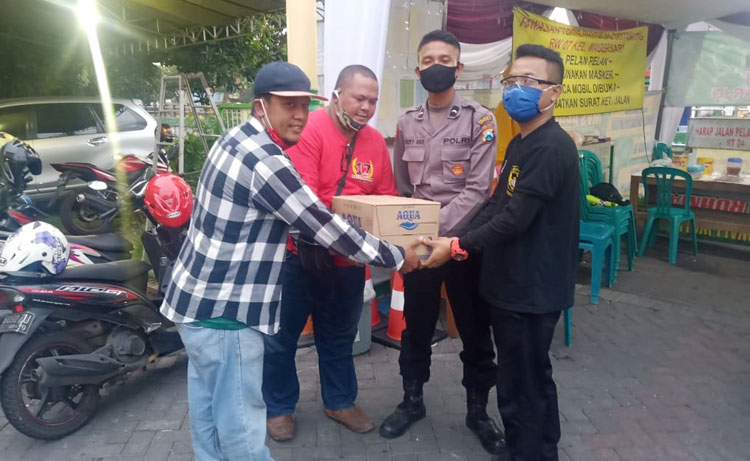 Komunitas supporter yang terdiri dari Delta Mania dan Bonek Mania Sidoarjo juga menyerahkan bantuan makanan ke Posko Kampung Tangguh Semeru.
