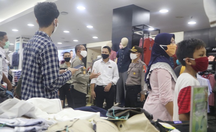 Kapolres Kediri Kota AKBP Miko Indrayana memimpin pelaksanakan pemantauan dan pengecekan pusat perbelanjaan wilayah hukumnya.