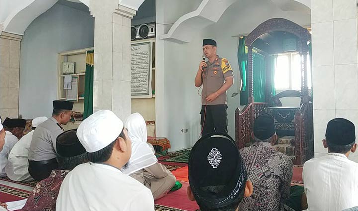 Kapolres Pamekasan AKBP Teguh Wibowo saat giat Safari Jumat.