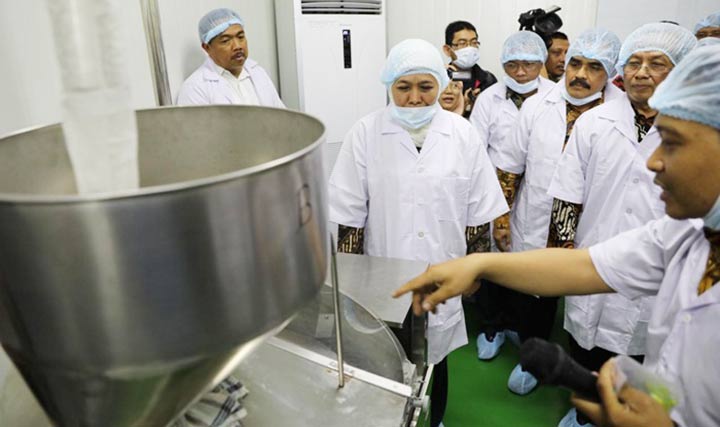 Gubernur Jawa Timur, Khofifah Indar Parawansa meresmikan Industri Cangkang Kapsul berbasis rumput laut di Kampus C Universitas Airlangga (Unair) Surabaya. foto: ist