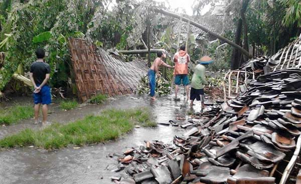 Salah satu rumah warga yang roboh setelah disapu hujan deras disertai angin kencang. foto: dendi martoni/ BANGSAONLINE