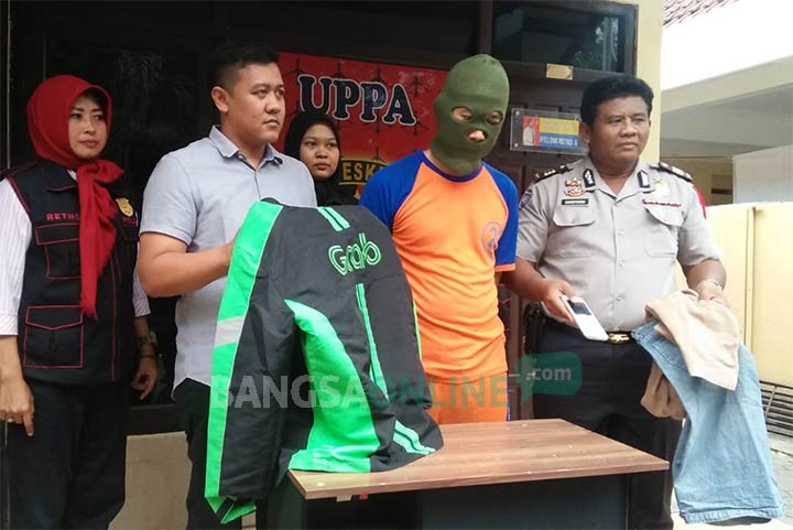 Pelaku diamankan di Mapolres Jombang beserta barang bukti. foto: RONY S/ BANGSAONLINE