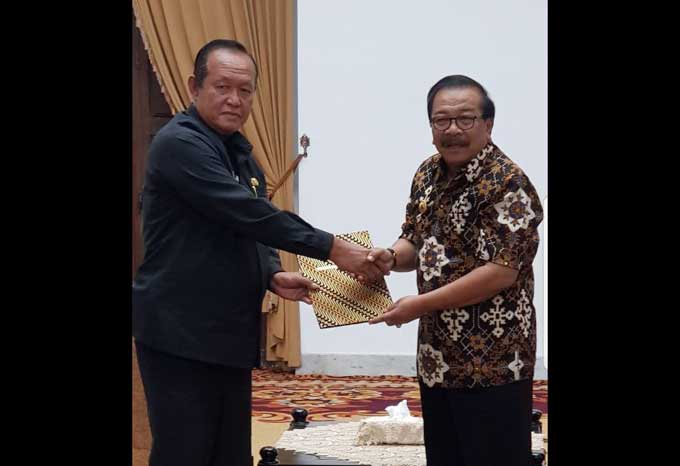 Wawali Suyitno menerima mandat sebagai Plt. Wali Kota menggantikan posisi Wali Kota Masud Yunus yang kini terjerat masalah hukum dengan KPK. foto: YUDI EP/ BANGSAONLINE
