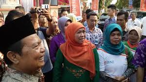 Wali Kota Mas'ud mendampingi Mensos Khofifah saat membuka e-Warung.