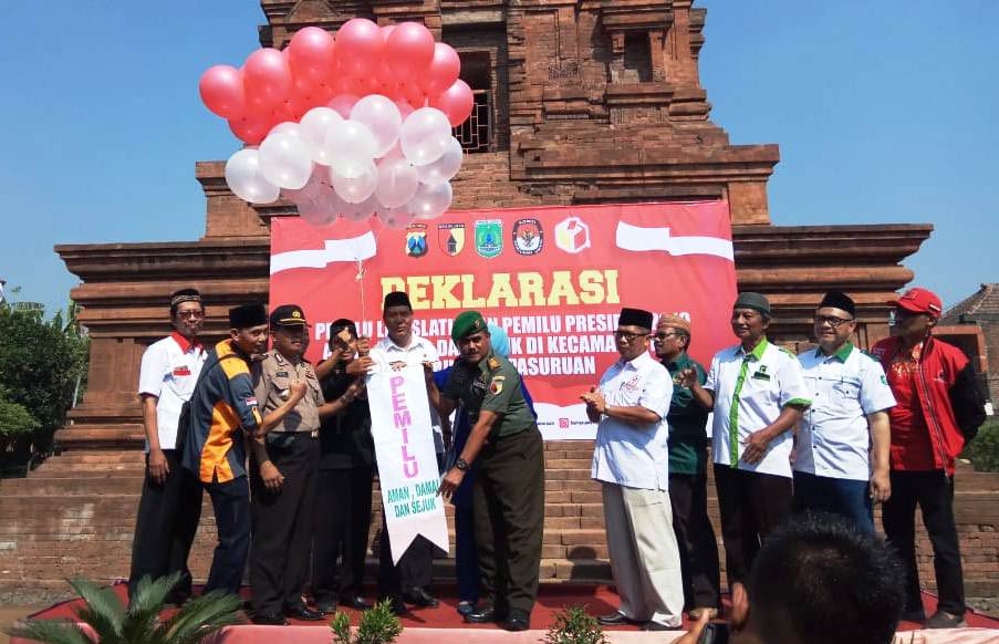 Usai melaksanakan kegiatan, dilanjutkan dengan melepaskan balon udara secara simbolis yang bertuliskan "Pemilu Aman, Damai dan Sejuk". foto: Andy Fachrudin/ BANGSAONLINE