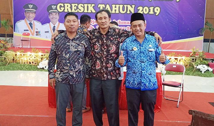 Tiga kandidat Ketua AKD Gresik Nurul Yatim, Ngadimen, dan Kristono usai mendaftar. foto: SYUHUD/ BANGSAONLINE