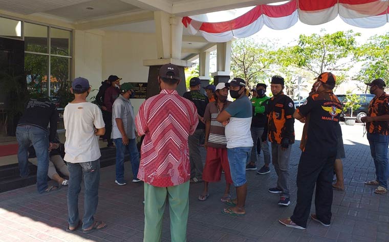 Warga dan anggota ormas Pemuda Pancasila saat menunggu proses mediasi dengan RS BDH Surabaya. foto: NANANG/ BANGSAONLINE