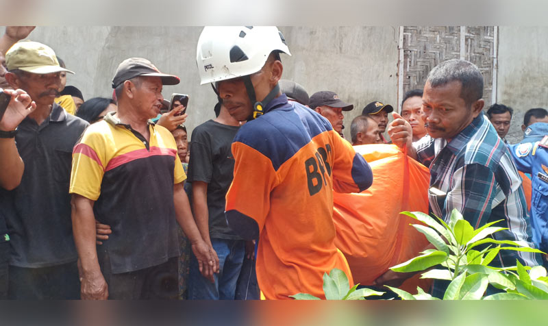 Jenazah korban langsung dibawa ke rumah duka begitu berhasil dievakuasi.