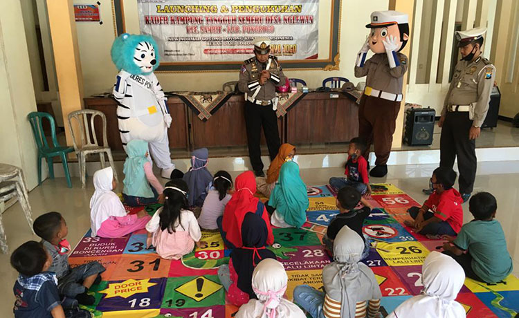 Anggota Satlantas Polres Ponorogo saat menghibur anak-anak Kampung Tangguh Semeru.