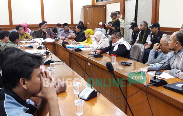 Pertmuan antara Komisi D DPRD Gresik dengan perwakilan karyawan PT. Smelting untuk membahas polemik PHK massal. foto: SYUHUD/ BANGSAONLINE
