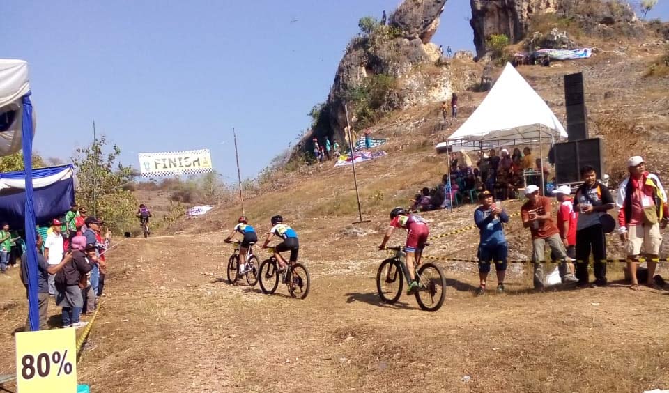 Lintasan Goa Kancing di Desa Prunggahan Kulon merupakan jalur hutan di pegunungan kapur Tuban yang bermedan batu, dengan kondisi terjal dan menanjak.