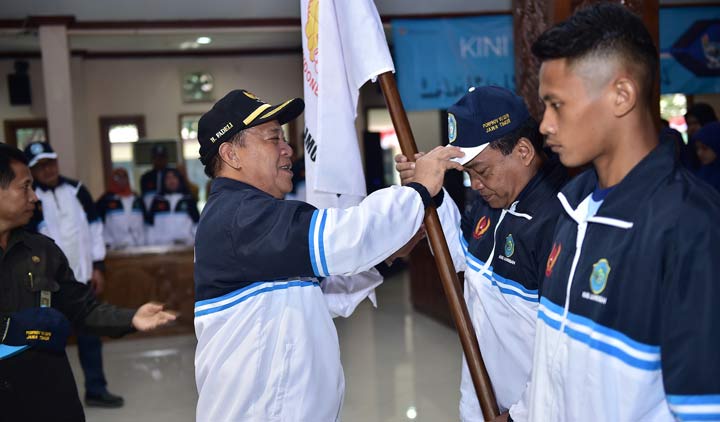 Para atlet dan official Porprov dari Lamongan saat dikukuhkan Bupati Fadeli di Pendopo Lokatantra, Senin (24/6).