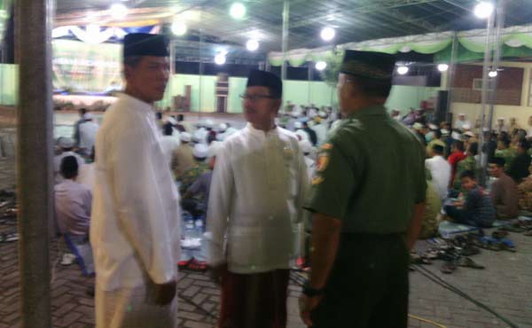 Personel koramil Benowo disambut panitia pengajian akbar di Sememi.
