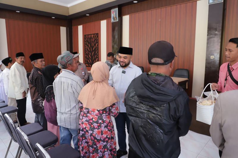 Wakil Wali Kota Batu Serahkan Santunan Anak Yatim,Dhuafa dan Insentif Tamir se-Kecamatan Junrejo