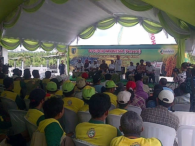 Petani Lereng Kelud Digelontor Ribuan Ton Pupuk