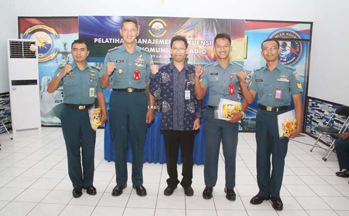 Kadiskomlek Koarmatim Kolonel Laut (E) Danto Yuliardi Wirawan, ST MT, usai menutup pelatihan manajemen frekuensi, di ruang kelas Diskomlek Koarmatim, Ujung, Surabaya, Jumat (23/3).