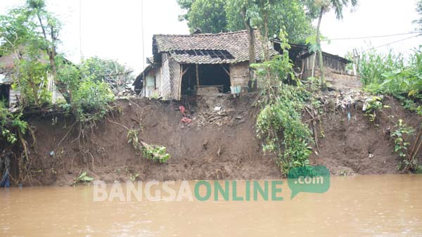 Bibir Sungai Gunting Longsor, Satu Rumah Ambruk