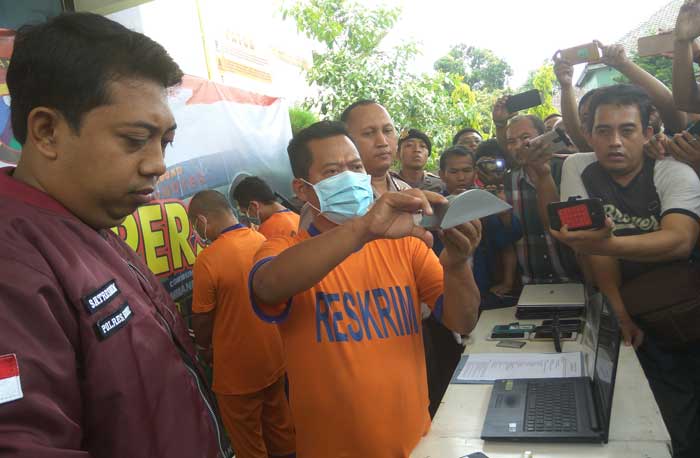 Kapolres Kediri AKBP Erick Hermawan didampingi Kasat Reskrim saat menunjukkan beberapa alat yang digunakan menyedot uang ATM milik nasabah. foto: ARIF K/ BANGSAONLINE