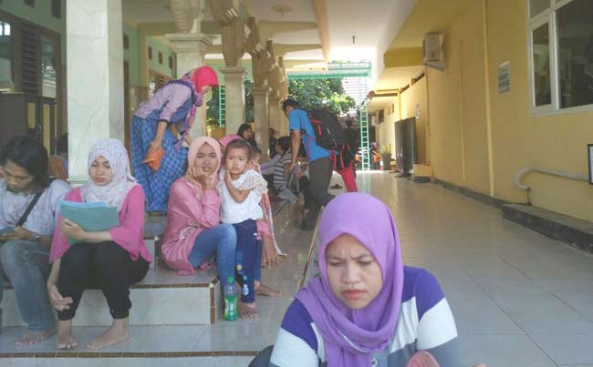 Pemohon SIM saat menunggu di teras masjid. foto: SUWANDI/ BANGSAONLINE