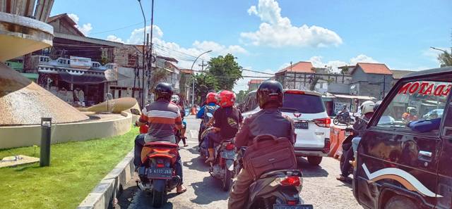 Warga Gresik tetap memadati jalan meski pemerintah mengimbau di rumah saja selama wabah Covid-19. foto: SYUHUD/ BANGSAONLINE
