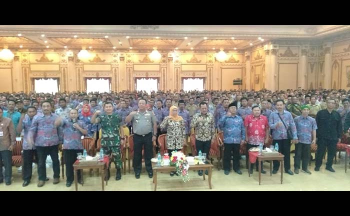 Persatuan Perangkat Desa Indonesia (PPDI) Jawa Timur menggelar silaturahmi dengan Gubernur Khofifah Indar Parawansa dan Forkopimda Provinsi Jawa Timur, sekaligus mengadakan sosialisasi terkait PP 11 tahun 2019 di Hotel Utami, Sidoarjo. Foto: DIDI ROSADI/BANGSAONLINE
