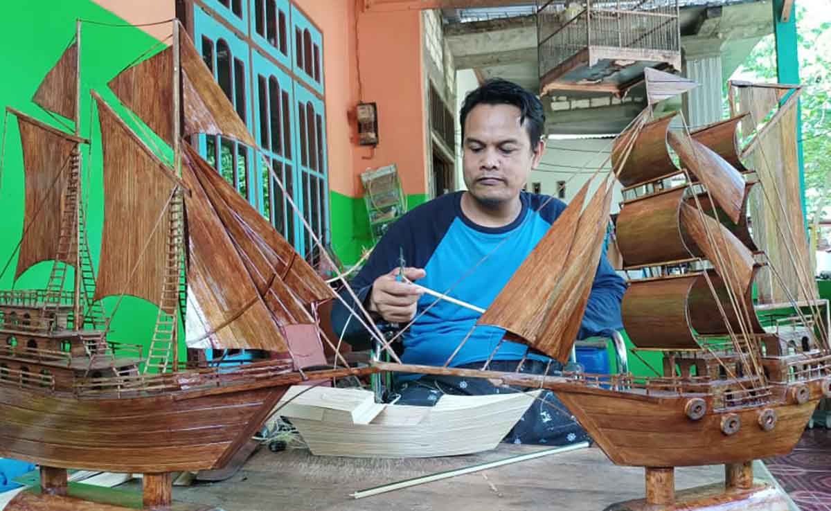 Disabilitas di Tuban Sulap Bambu Jadi Miniatur Kapal Pinisi
