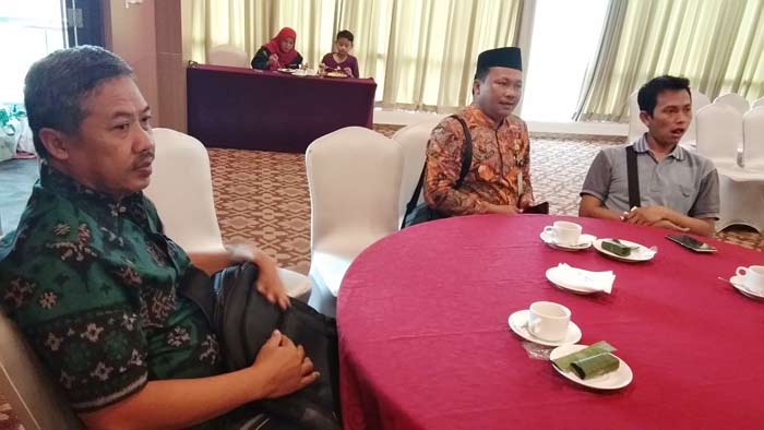 DARI KIRI: Tampak hadir Staf Biro Humas dan Protokol Pemprov Jatim Mudjan serta Kasubbag Humas Kanwil Kemenag Prov Jatim Markus ditemani rekan media.