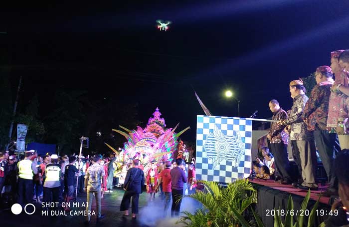 Pj Bupati Pamekasan Fattah Jasin saat melepas Festival Musik Daul Carnival 2018.