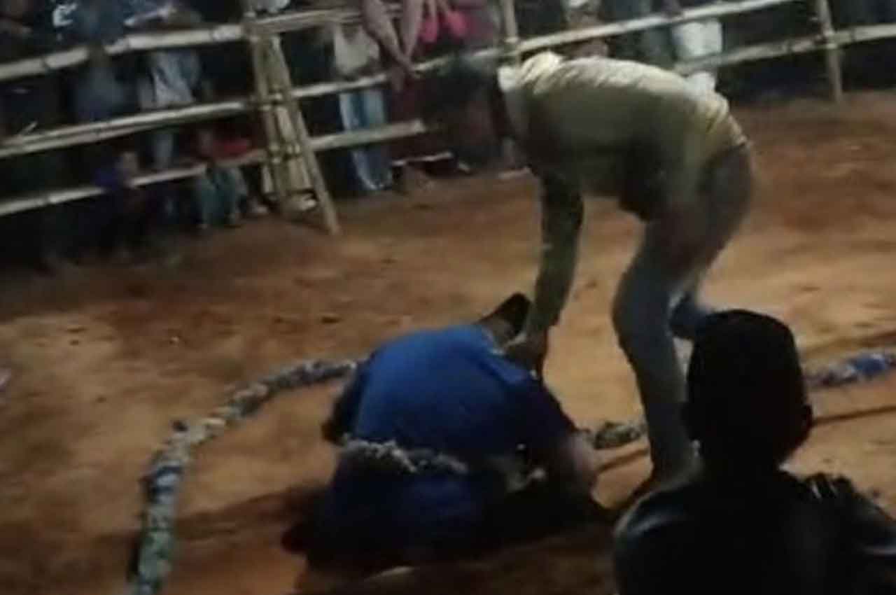 Peserta lomba tarik tambang di Lapangan Bawang Emas, Desa Batubelah Timur, Kecamatan Dasuk, Sumenep, terlihat duduk tak bergerak setelah 15 menit pertandingan. Foto: Ist.