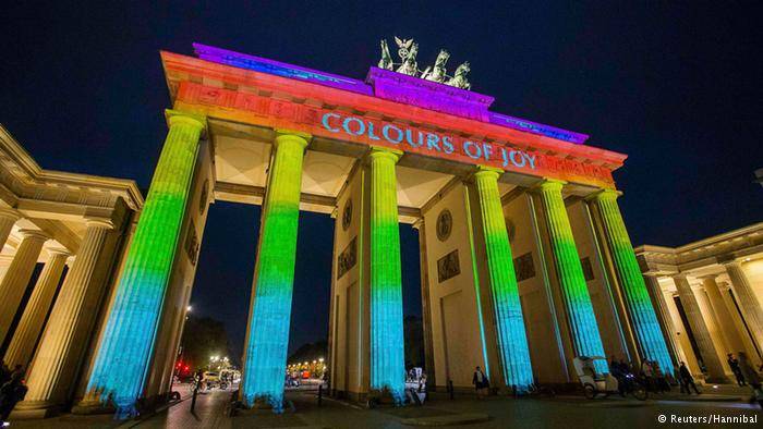 Panggung Kota
"Festival of Lights" di Berlin adalah pertunjukan instalasi seni cahaya paling tersohor di dunia. Jalanan, lapangan, lokasi dan tempat bersejarah berubah paras berkat warna-warni cahaya. 
