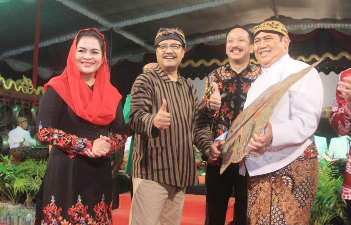 Gelar Wayang, Bupati Ipong Doakan Gus Ipul-Puti Pimpin Jatim