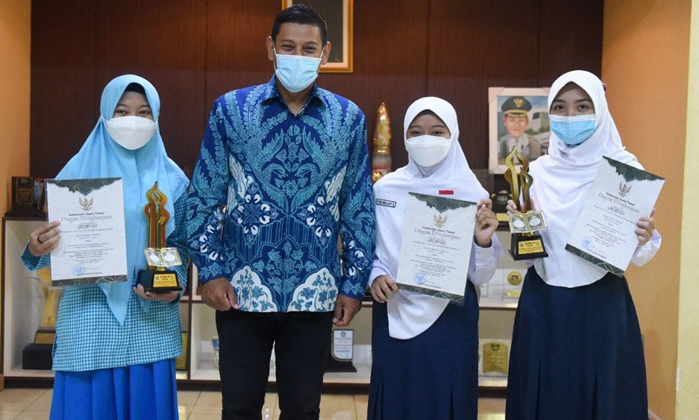 Dari kiri: Amira Azwa Safrina; Wali Kota Kediri, Abdullah Abu Bakar; Fariza Angel Firdaus; dan Puteri Briliant Azizah, saat foto bersama di Balai Kota Kediri. Foto: MUJI HARJITA/ BANGSAONLINE